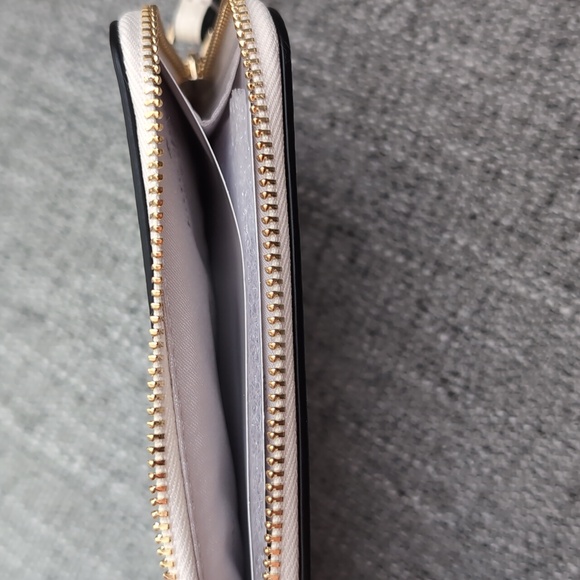 kate Spade - Black and Cream Floral Wristlet NWT - Picture 3 of 3